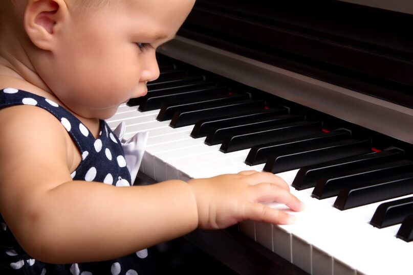 赤ちゃんにピアノを触らせるならいつからが良い？おすすめピアノも紹介